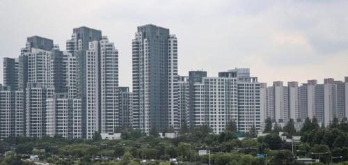 정부의 공시가격 인상으로 강남권 주요 개별 단지의 공시가격이 최대 40%까지 급등했다. 사진은 반포 일대 아파트 단지 전경.<연합뉴스>